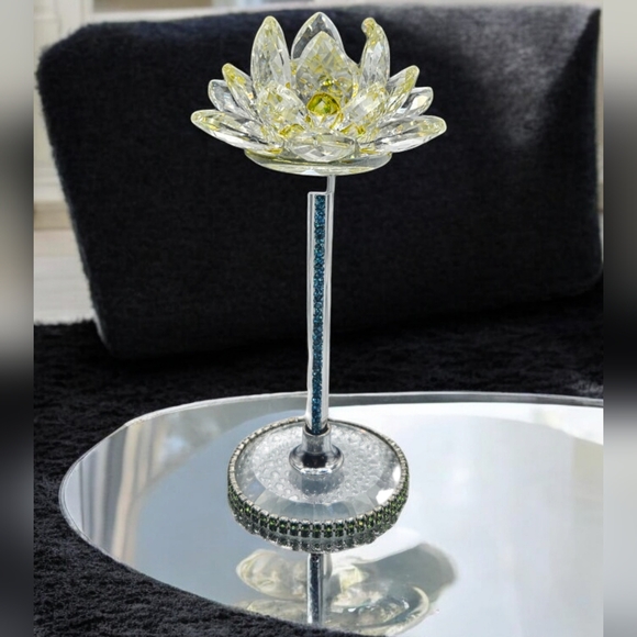 Crystal Lotus Flower - Picture 2 of 8